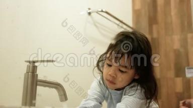 开心的小童女在<strong>卫生</strong>间刷牙洗脸.. 口腔<strong>卫生</strong>理念。